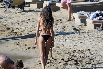 Izabel Goulart Nude