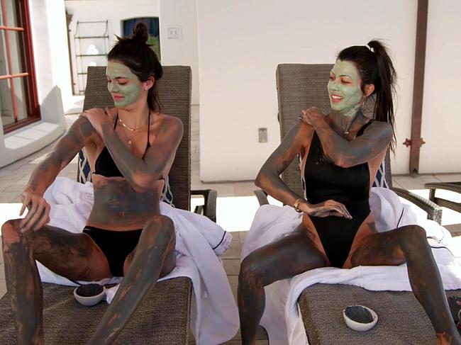 Kendall Jenner And Kourtney Kardashian Nude