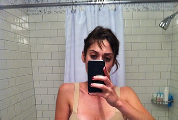 Lizzy Caplan Leaked Nude