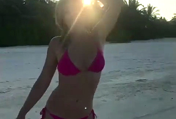 Elizabeth Hurley nude