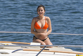 Selena Gomez nude