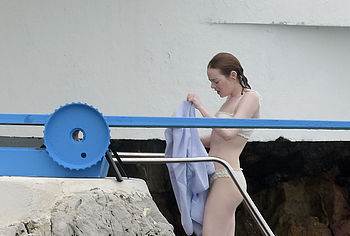 Emma Stone nude