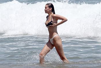 Bella Hadid nude
