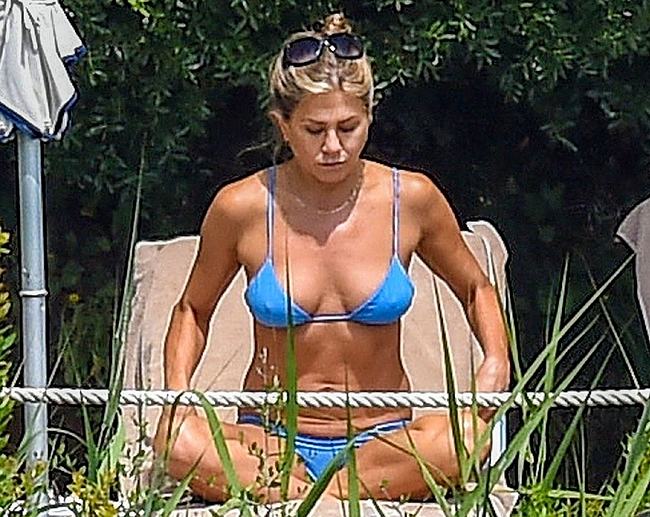 Jennifer Aniston nude