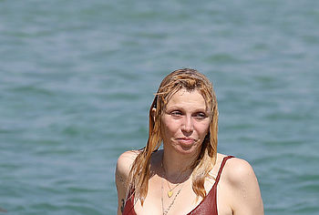 Courtney Love nude