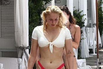 Sophie Turner nude