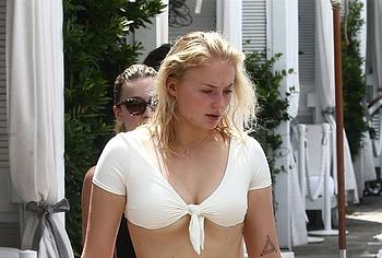Sophie Turner nude