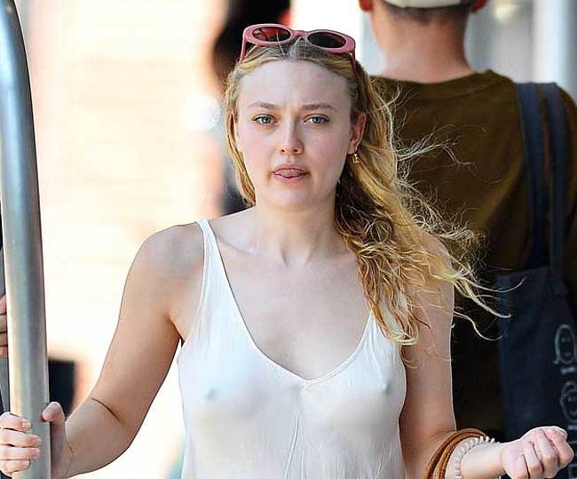 Dakota Fanning nude