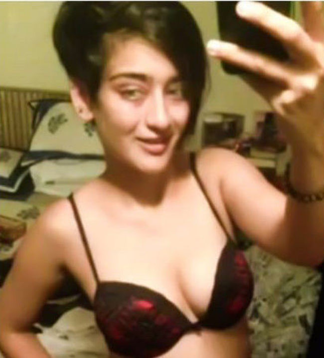 Akshara Haasan nude