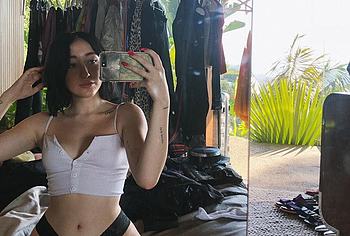 Noah Cyrus nude