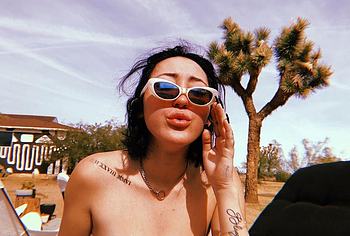 Noah Cyrus nude