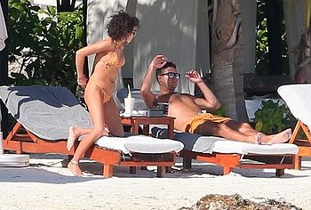 Sarah Hyland nude