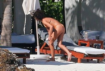 Sarah Hyland nude