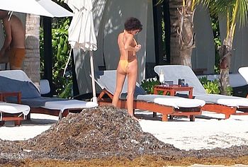 Sarah Hyland nude