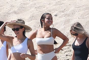 Selena Gomez nude