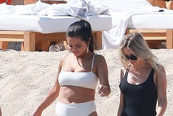 Selena Gomez nude
