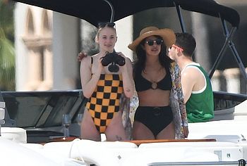 Priyanka Chopra & Sophie Turner nude