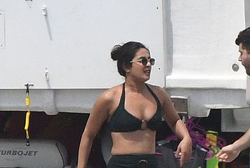 Priyanka Chopra & Sophie Turner nude