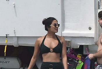 Priyanka Chopra & Sophie Turner nude