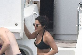 Priyanka Chopra & Sophie Turner nude