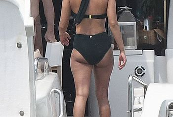 Priyanka Chopra & Sophie Turner nude