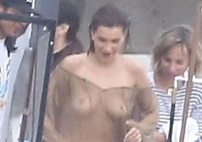 Bella Hadid nude