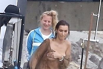 Bella Hadid nude