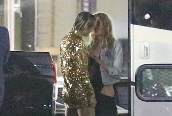 Miley Cyrus & Stella Maxwell sex tape