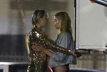 Miley Cyrus & Stella Maxwell sex tape