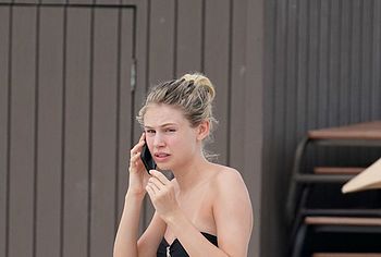 Scarlett Leithold nude