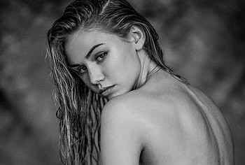 Scarlett Leithold nude