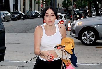 Noah Cyrus nude