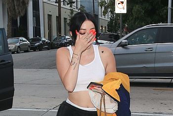 Noah Cyrus nude