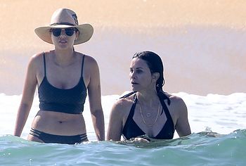 Courteney Cox & Jennifer Aniston nude