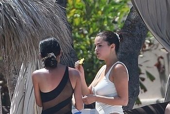 Selena Gomez nude