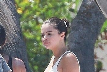 Selena Gomez nude