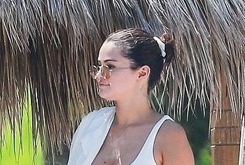 Selena Gomez nude