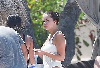 Selena Gomez nude