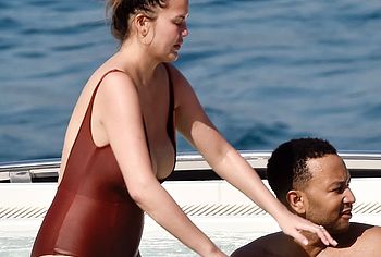 Chrissy Teigen nude