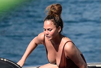 Chrissy Teigen nude