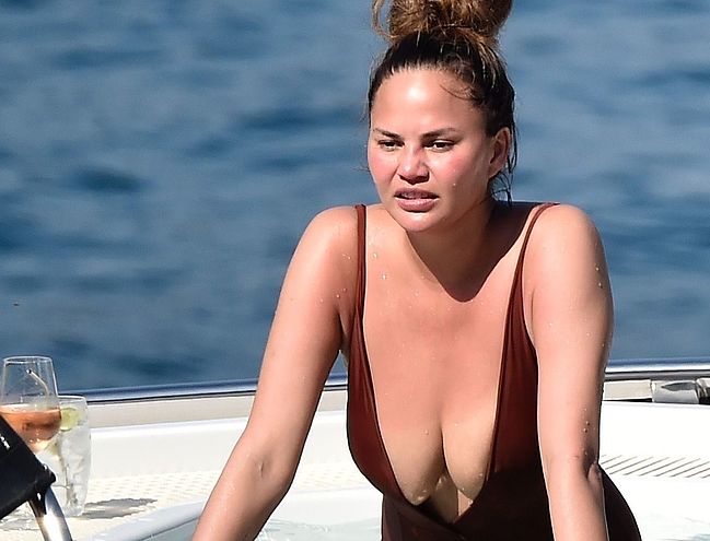 Chrissy Teigen nude