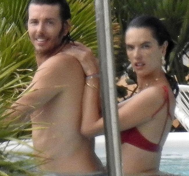 Alessandra Ambrosio nude