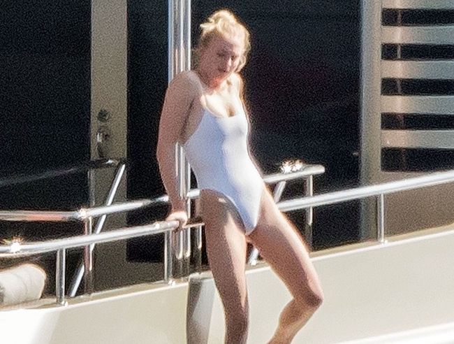 Sophie Turner nude
