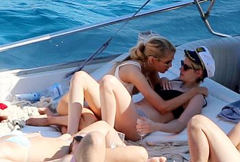 Kristen Stewart & Stella Maxwell nude