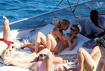 Kristen Stewart & Stella Maxwell nude