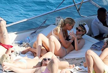 Kristen Stewart & Stella Maxwell nude