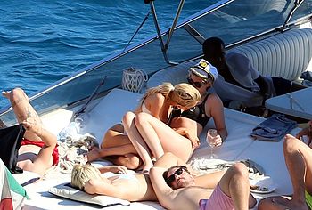 Kristen Stewart & Stella Maxwell nude