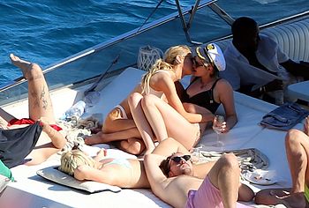 Kristen Stewart & Stella Maxwell nude