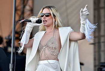 Natalie Bergman nude