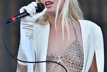 Natalie Bergman nude